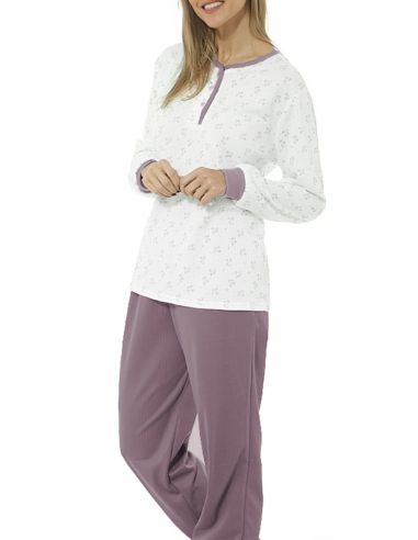 Pijama de punto invierno para mujer. Detalle frontal.