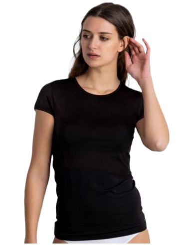 Camiseta lisa de suave modal para mujer. Detalle frontal.